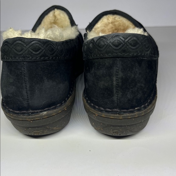 ❄️❄️ UGG Slippers ❄️❄️ - Picture 3 of 7
